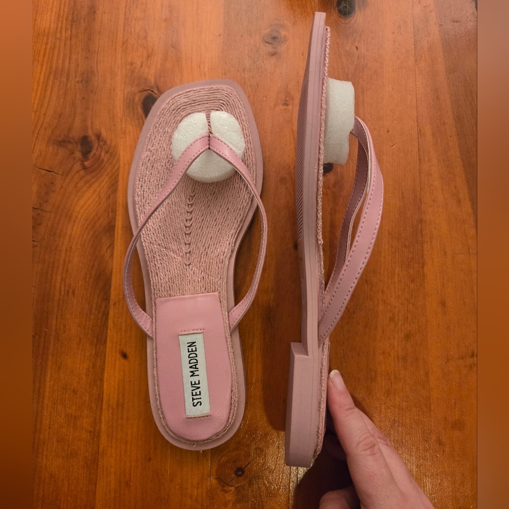 NWOB Steve Madden Sandals Abela Baby Pink Flat Thongs Flip Flop Sandals Size 9.5